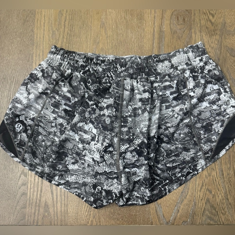 Lululemon Hotty Hot Shorts  Sz 8 **** - Picture 6 of 10